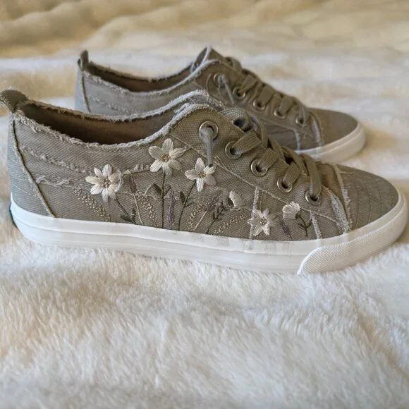 Blowfish Malibu embroidered sneakers women size 9.5 New - Picture 5 of 7